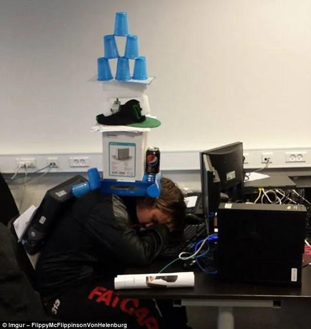 Begini 15 Potret Kocak Orang-orang yang Tidur di Ruang Publik. Ya Kalau Ngantuk Sih Gimana Lagi? 21