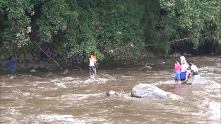Duh. Keasyikan Selfie, 9 Wisatawan Terjebak Arus Sungai Deras di Mojokerto! Penyelamatannya Dramatis Abis 4