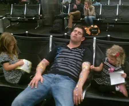Begini 10 Cara Tidur di Airport yang Kocak Banget. Yakin Deh Bakal Ngakak Saking Kreatifnya! 16