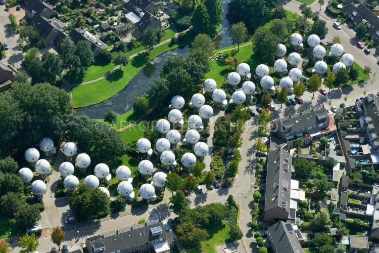 Bangunan Mirip Pesawat Alien Ini Ternyata Rumah Hunian Lho. Kamu Pasti Penasaran Isi Dalam Rumahnya! 12
