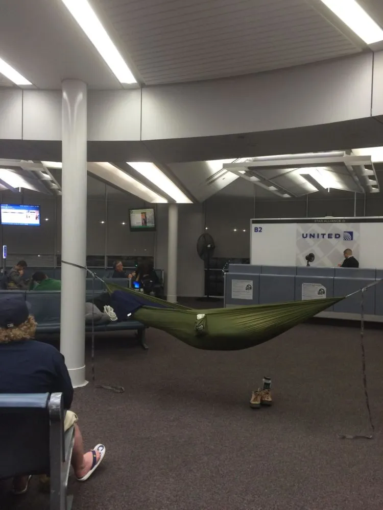 Begini 10 Cara Tidur di Airport yang Kocak Banget. Yakin Deh Bakal Ngakak Saking Kreatifnya! 17