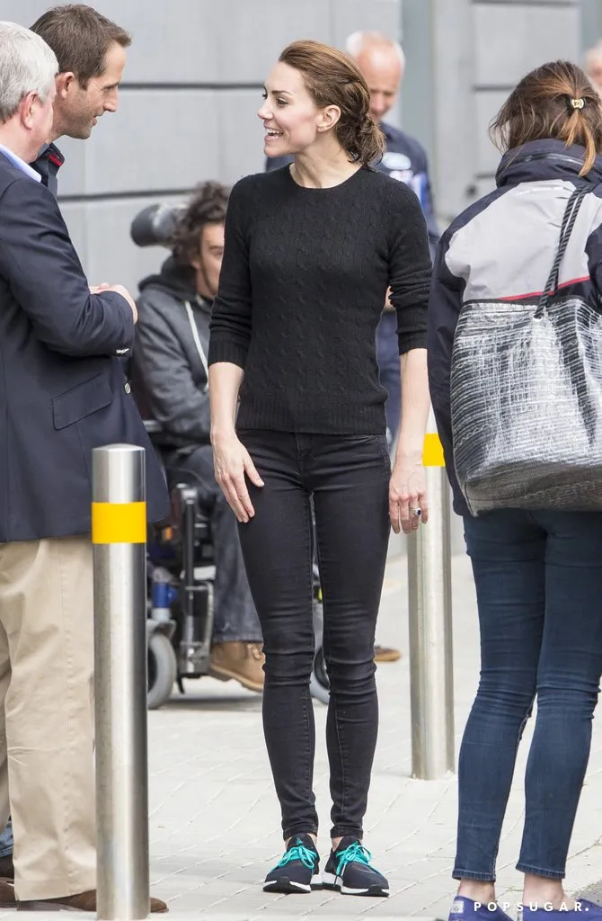 9 Gaya Kasual Kate Middleton. Nggak Nyangka Ya Fashion Putri Kerajaan Bisa Kamu Tiru Juga 11