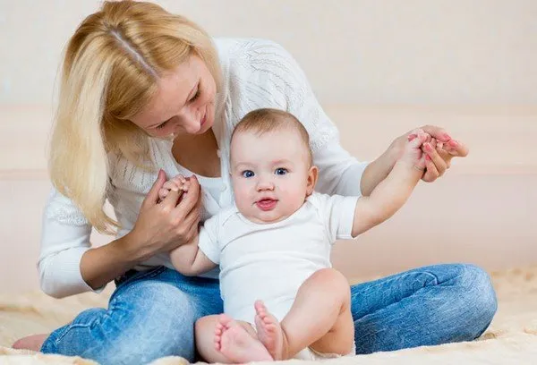 4 Cara Menggendong Bayi Sesuai Usia; Cegah Terkilir atau Hal Buruk Lainnya! 6