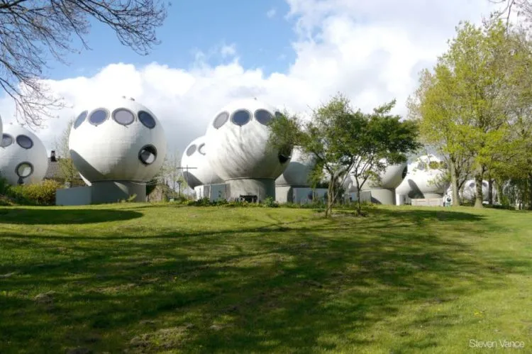 Bangunan Mirip Pesawat Alien Ini Ternyata Rumah Hunian Lho. Kamu Pasti Penasaran Isi Dalam Rumahnya! 7
