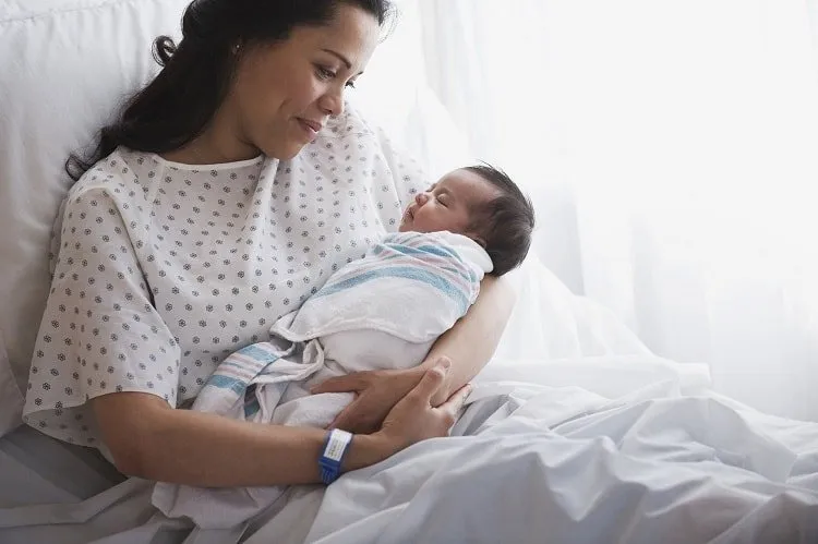 4 Cara Menggendong Bayi Sesuai Usia; Cegah Terkilir atau Hal Buruk Lainnya! 5