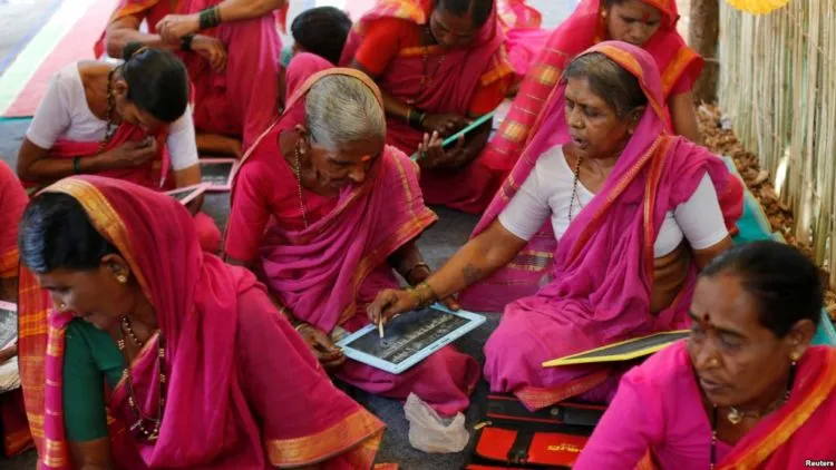 Menuntut Ilmu Itu Memang Tak Terbatas Usia, Sekolah Khusus Lansia di India Ini Bukti Nyatanya! 4