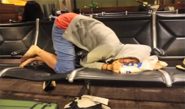 Begini 10 Cara Tidur di Airport yang Kocak Banget. Yakin Deh Bakal Ngakak Saking Kreatifnya! 19