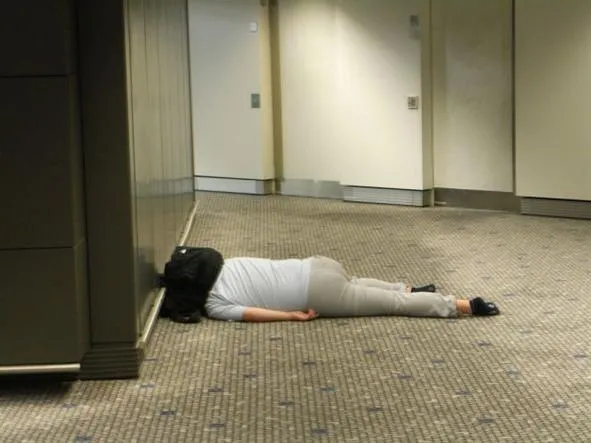 Begini 10 Cara Tidur di Airport yang Kocak Banget. Yakin Deh Bakal Ngakak Saking Kreatifnya! 11