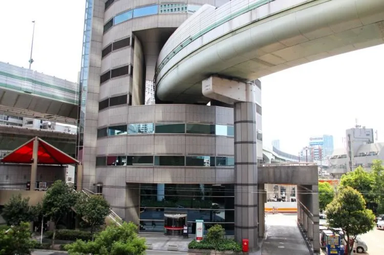 Desain Gedung Ini Kreatif Banget! Masa Bisa Dibolongi Tengahnya untuk Lewat Kereta dan Jalan Raya 10