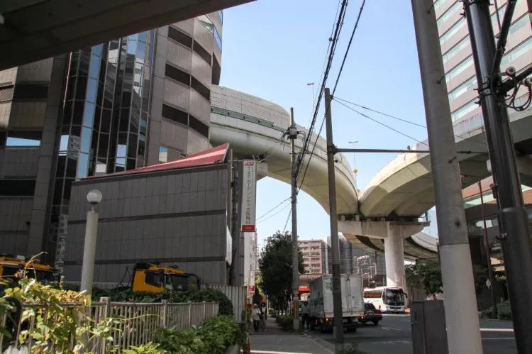 Desain Gedung Ini Kreatif Banget! Masa Bisa Dibolongi Tengahnya untuk Lewat Kereta dan Jalan Raya 12