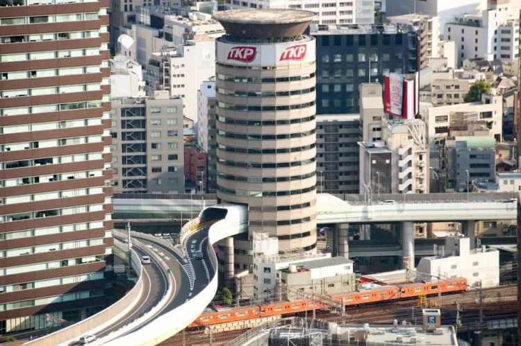 Desain Gedung Ini Kreatif Banget! Masa Bisa Dibolongi Tengahnya untuk Lewat Kereta dan Jalan Raya 9