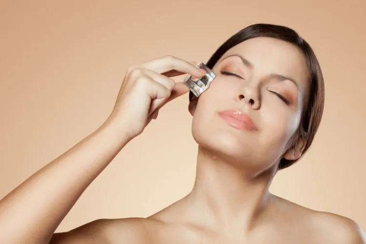 10 Kegunaan Es Batu untuk Kecantikan, Hasilnya Menakjubkan Jika Rutin Digunakan 20 ice cube for beauty