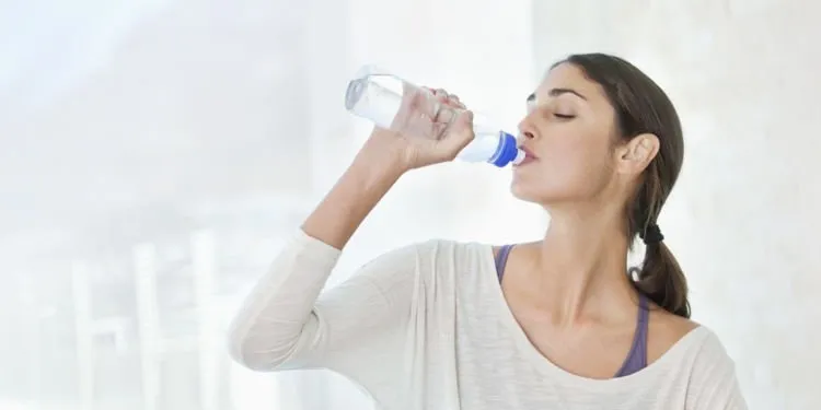 7 Efek Berbahaya Jika Minum Sambil Berdiri, Mau Sampai Kapan Ceroboh Seperti Ini? 14