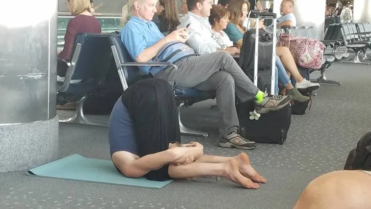Begini 10 Cara Tidur di Airport yang Kocak Banget. Yakin Deh Bakal Ngakak Saking Kreatifnya! 15