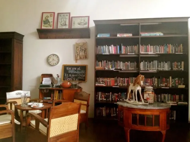 Tampak bagian koleksi buku Little Wings Book Cafe