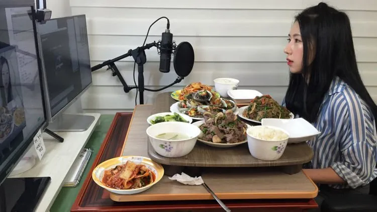 5 Fakta di Balik Tren Mukbang yang Mendunia. Di Korsel, Bintangnya Bisa Raup Ratusan Juta Per Bulan 7