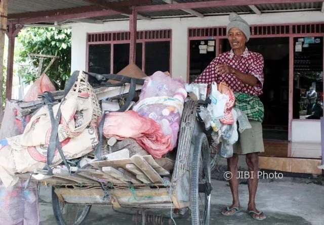 Perjuangan Mbah Sadiyo, Pemulung yang Bertahun-tahun Menambal Jalan yang Berlubang. Bikin Terharu dan Malu! 6