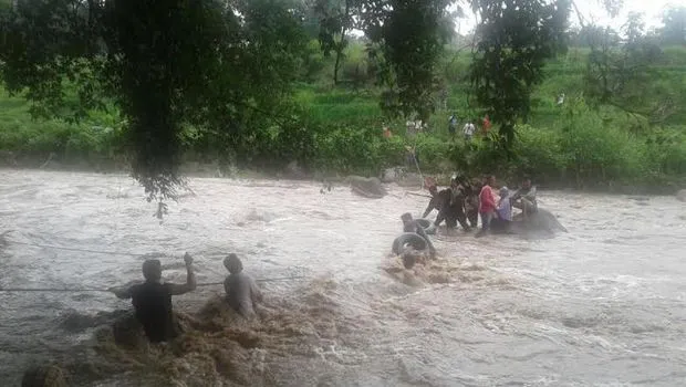 Duh. Keasyikan Selfie, 9 Wisatawan Terjebak Arus Sungai Deras di Mojokerto! Penyelamatannya Dramatis Abis 5
