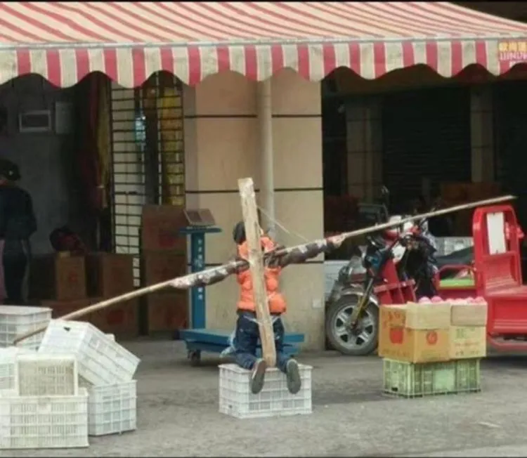 Anak Ini Mendapat Hukuman Salib oleh Orangtuanya Lantaran Tak Mengerjakan PR. Duh, Kebangetan :( 4