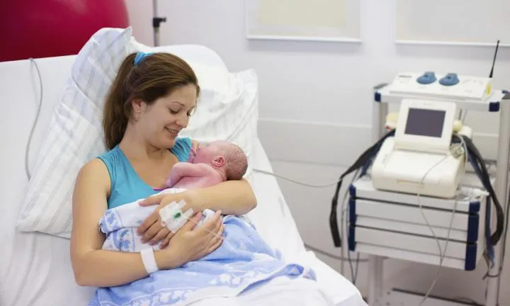 7 Aturan Wajib Saat Menengok Bayi. Jangan Asal Sentuh-sentuh Tapi Lupa Cuci Tangan Dulu, Ih Jijik! 8