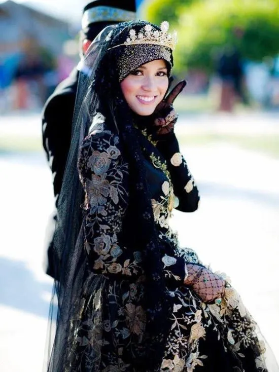 11 Ide Gaun Warna Hitam untuk Pernikahan. Siapa Bilang Resepsi Harus yang Serba Cerah? 21