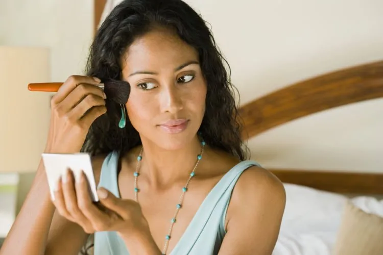 Punya Kulit Hitam Manis? Terapkan 7 Trik Berdandan Ini Agar Wajah dan Lehermu Nggak Belang 13