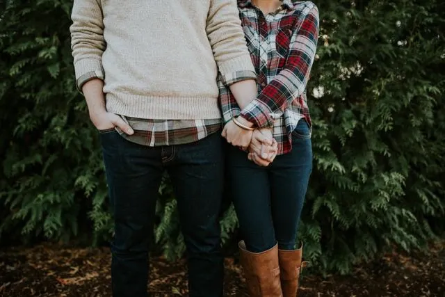 7 Alasan Genggaman Tangan Nggak Kalah Romantis Dari Pelukan, Ini Juga yang Buat Jantungmu Berantakan 10