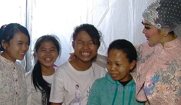 Diajak ke Luar Negeri Sampai Dibiayai Pernikahannya, Begini Lho Syahrini Memperlakukan Pembantunya 4