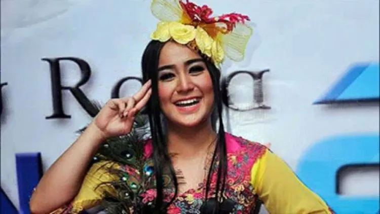 7 Kasus Artis Batal Nikah Meski Sudah Lamaran, Kamu Perlu Belajar Tegar Seperti Mereka 10