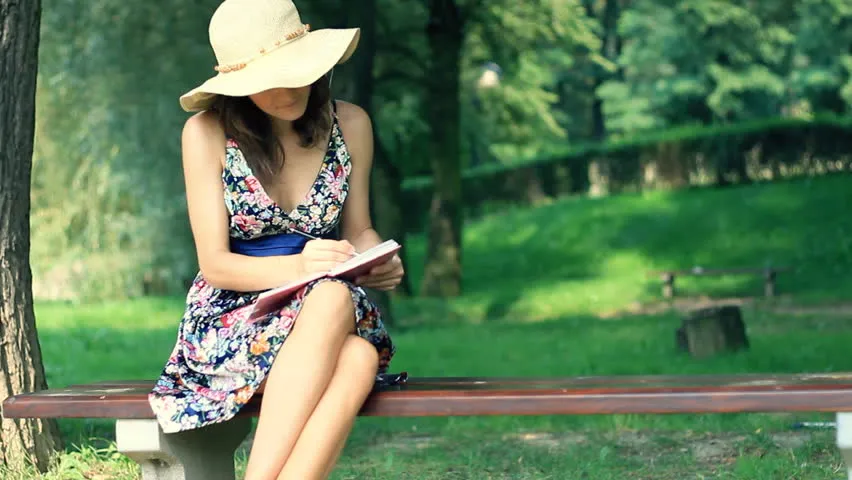 Menebak Karakter Cewek dari Posisi Duduk. Dari Bersila Hingga Mengangkat Kaki, Semua Ada Maknanya! 7