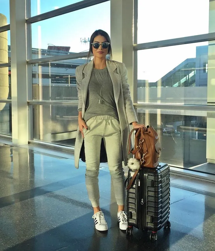 10 Airport Look yang Instagram-able Plus Mampu Menyamarkan Kelelahanmu dari Jalan-jalan 18