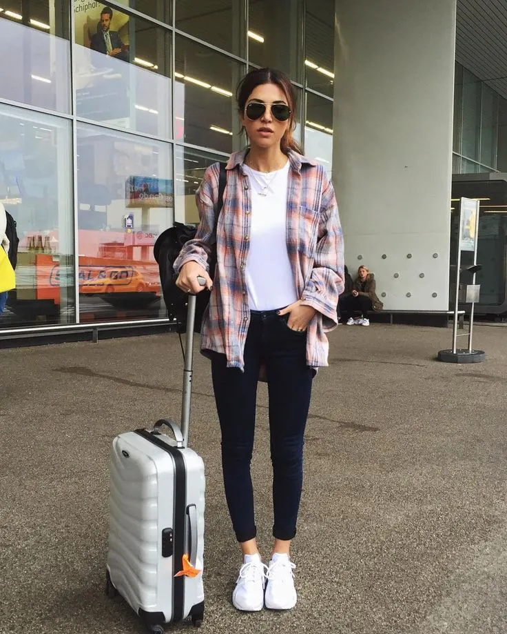 10 Airport Look yang Instagram-able Plus Mampu Menyamarkan Kelelahanmu dari Jalan-jalan 16