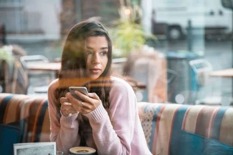 Saat Teman Seumuran Udah Pada Nikah, 8 Hal Ini Sering Dirasa Cewek yang Masih Asyik Sendirian 10