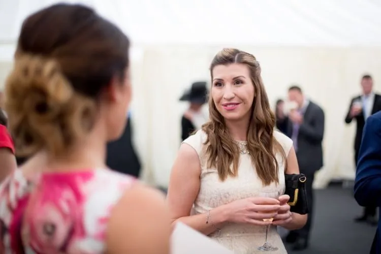 Saat Teman Seumuran Udah Pada Nikah, 8 Hal Ini Sering Dirasa Cewek yang Masih Asyik Sendirian 13