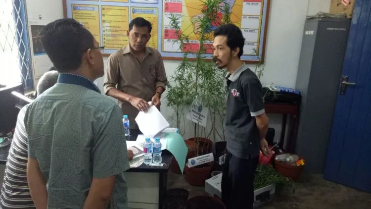 Seorang Suami Ditangkap Karena Tanam Ganja untuk Obat Istrinya. Sedihnya, Istrinya Lalu Meninggal :( 6