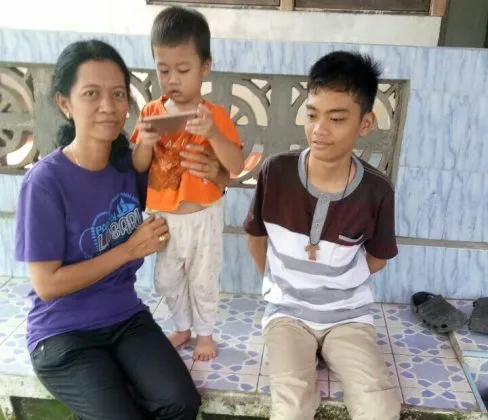 Seorang Suami Ditangkap Karena Tanam Ganja untuk Obat Istrinya. Sedihnya, Istrinya Lalu Meninggal :( 9