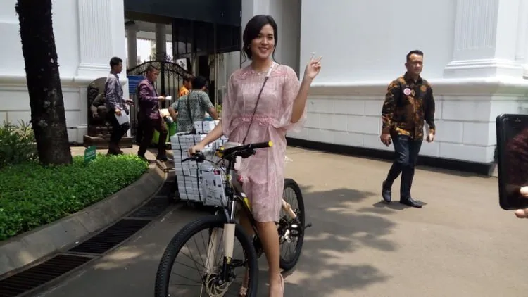 Raisa Baru Saja Dapat Hadiah Sepeda dari Presiden Jokowi, Kok Bisa? Memangnya Olahragawan :( 8