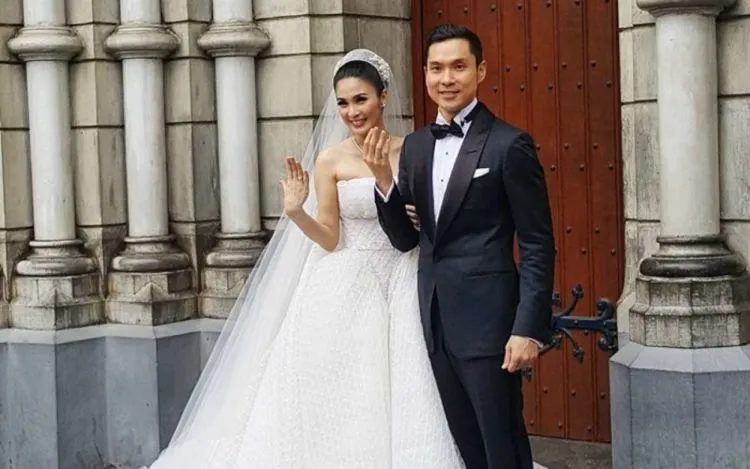 Jarang Pamer Suami di Media Sosialnya, Rumah Tangga 7 Seleb Cantik Ini Ternyata Tetap Bahagia Aja 14