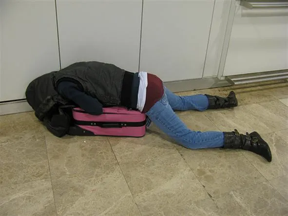 Begini 15 Potret Kocak Orang-orang yang Tidur di Ruang Publik. Ya Kalau Ngantuk Sih Gimana Lagi? 28
