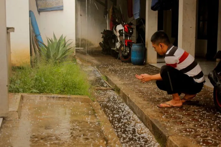 Fenomena Hujan Es di Surabaya Kemarin Bikin Gempar. Kok Bisa Sih Hujan Es Turun di Negara Tropis? 7