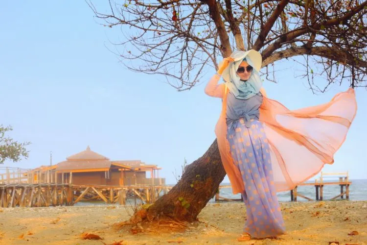 7 Style Baju Berhijab untuk Piknik ke Pantai 18
