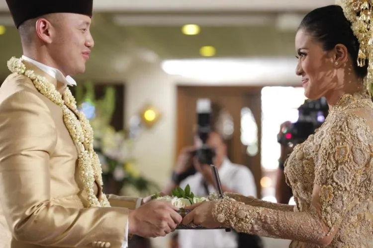 Jarang Pamer Suami di Media Sosialnya, Rumah Tangga 7 Seleb Cantik Ini Ternyata Tetap Bahagia Aja 13