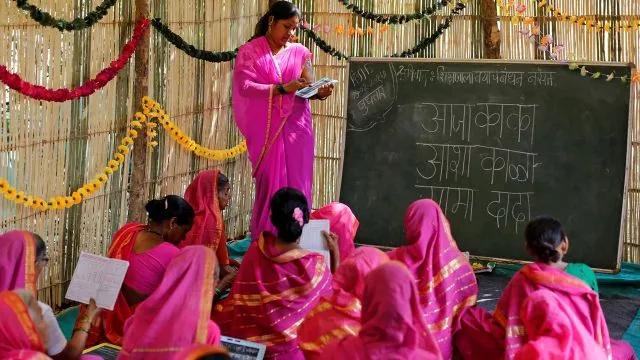 Menuntut Ilmu Itu Memang Tak Terbatas Usia, Sekolah Khusus Lansia di India Ini Bukti Nyatanya! 5