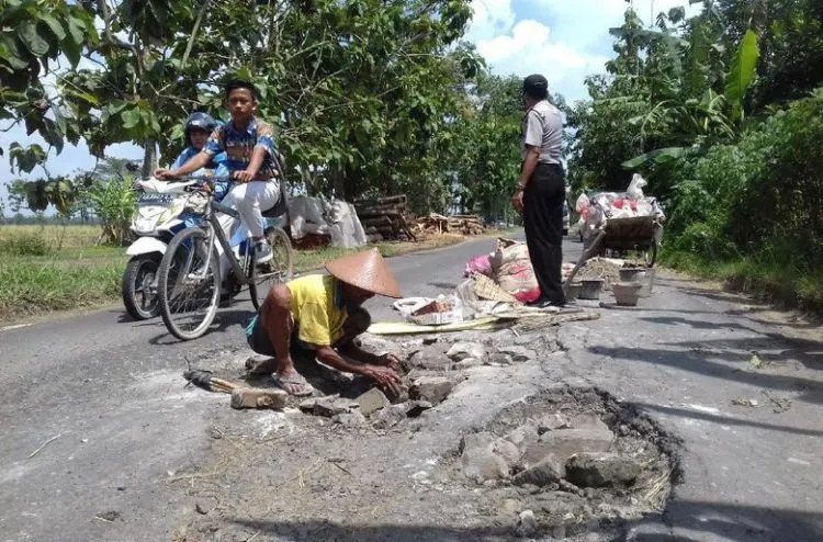 Perjuangan Mbah Sadiyo, Pemulung yang Bertahun-tahun Menambal Jalan yang Berlubang. Bikin Terharu dan Malu! 7