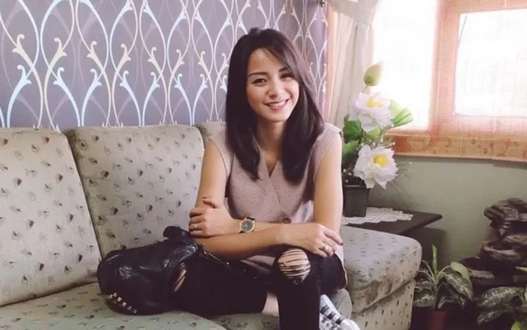 Jarang Pamer Suami di Media Sosialnya, Rumah Tangga 7 Seleb Cantik Ini Ternyata Tetap Bahagia Aja 12