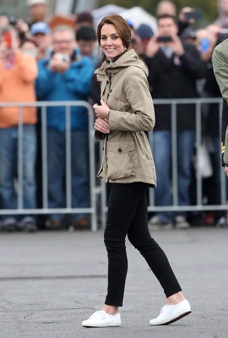 9 Gaya Kasual Kate Middleton. Nggak Nyangka Ya Fashion Putri Kerajaan Bisa Kamu Tiru Juga 16