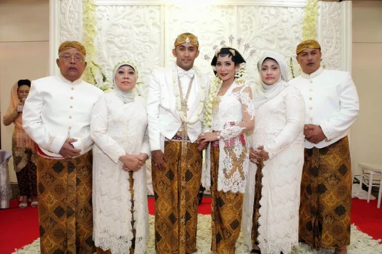 12 Model Kebaya untuk Ibu-Ibu di Hari Pernikahanmu 23