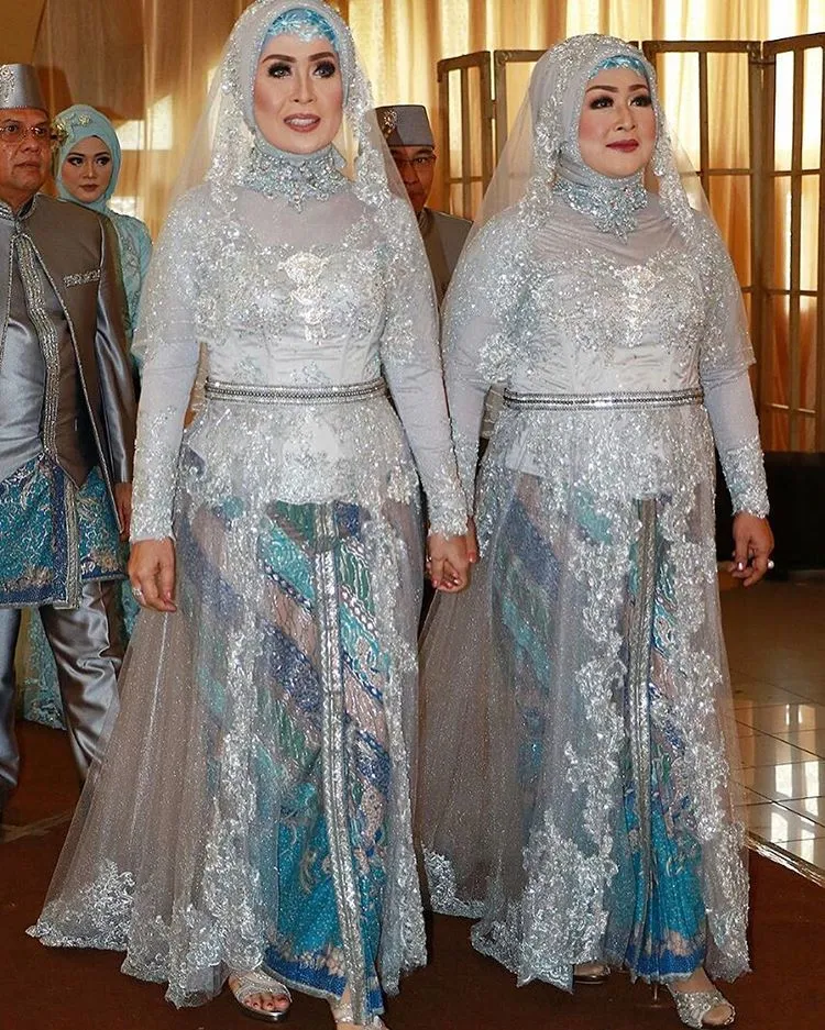 12 Model Kebaya untuk Ibu-Ibu di Hari Pernikahanmu 16