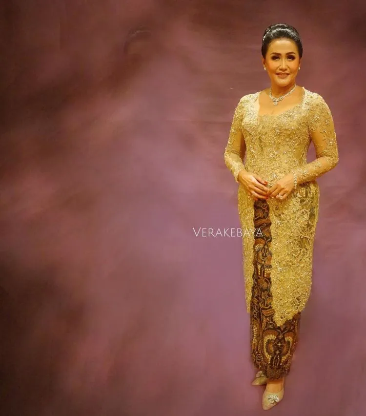 12 Model Kebaya untuk Ibu-Ibu di Hari Pernikahanmu 14