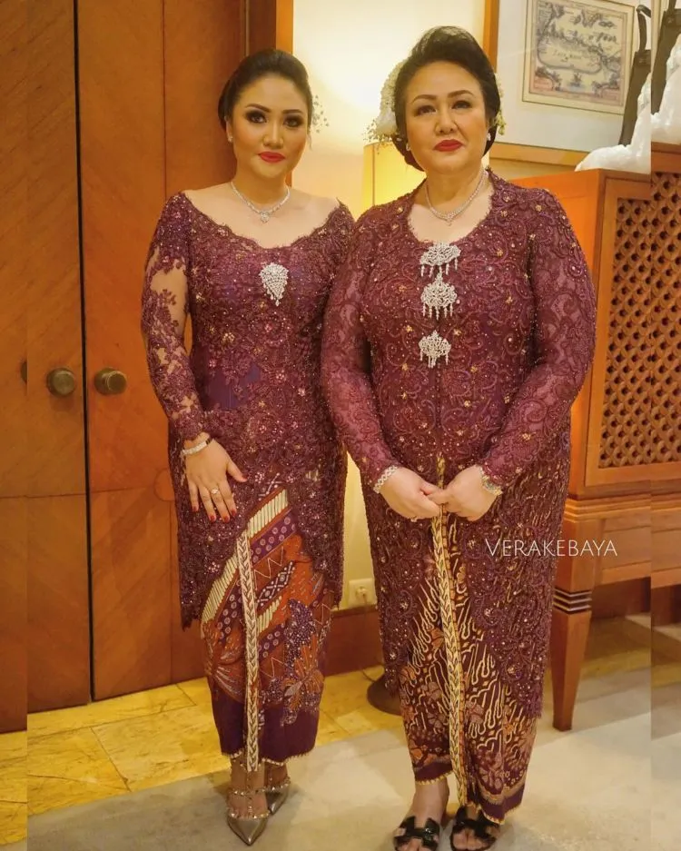 12 Model Kebaya untuk Ibu-Ibu di Hari Pernikahanmu 20